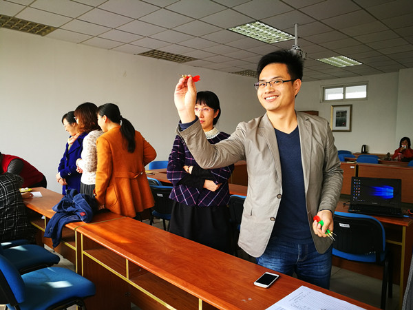 逼喱逼喱
分工会举办“学习十九大、全面奔小康”金秋游艺活动