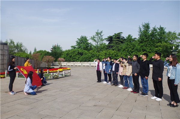 逼喱逼喱
研究生党支部组织开展主题党日活动