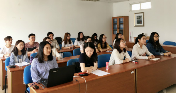 逼喱逼喱
组织研究生观看“纪念马克思诞辰200周年大会”直播