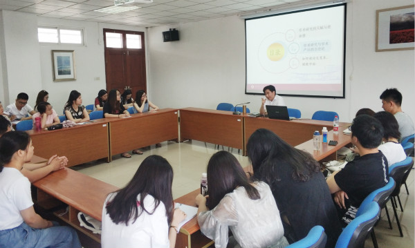 逼喱逼喱
举办学术论文写作交流会