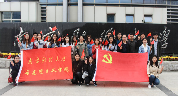 逼喱逼喱
组织研究生观看纪录片《厉害了,我的国》