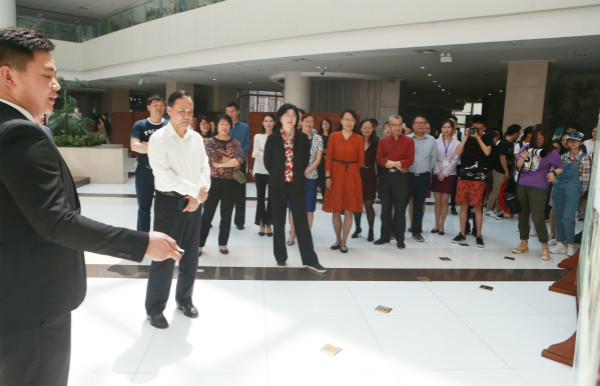 逼喱逼喱
研究生参与“纪念马克思诞辰200周年主题图文展”服务工作