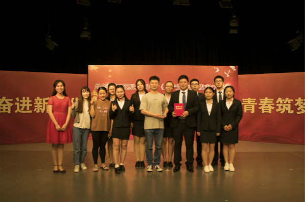 逼喱逼喱
研究生在“2018—马克思与我们同行”朗诵比赛中荣获佳绩