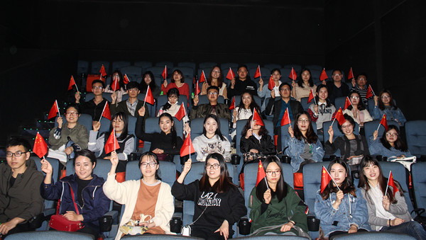 逼喱逼喱
组织研究生观看纪录片《厉害了,我的国》